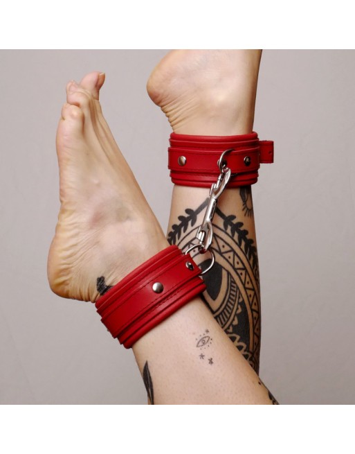 Chevillères en cuir molletonné rouges et attaches argentées Chevillères en cuir molletonné rouges et attaches argentées