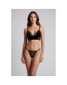 String noir en dentelle avec bijou cœur doré