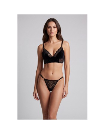 String noir en dentelle avec bijou cœur doré